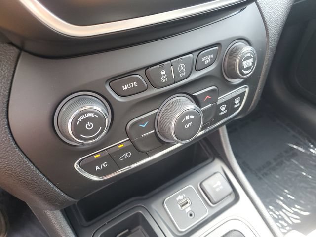 Used 2019 Jeep Cherokee Latitude w/ Popular Appearance Group FWD image 22