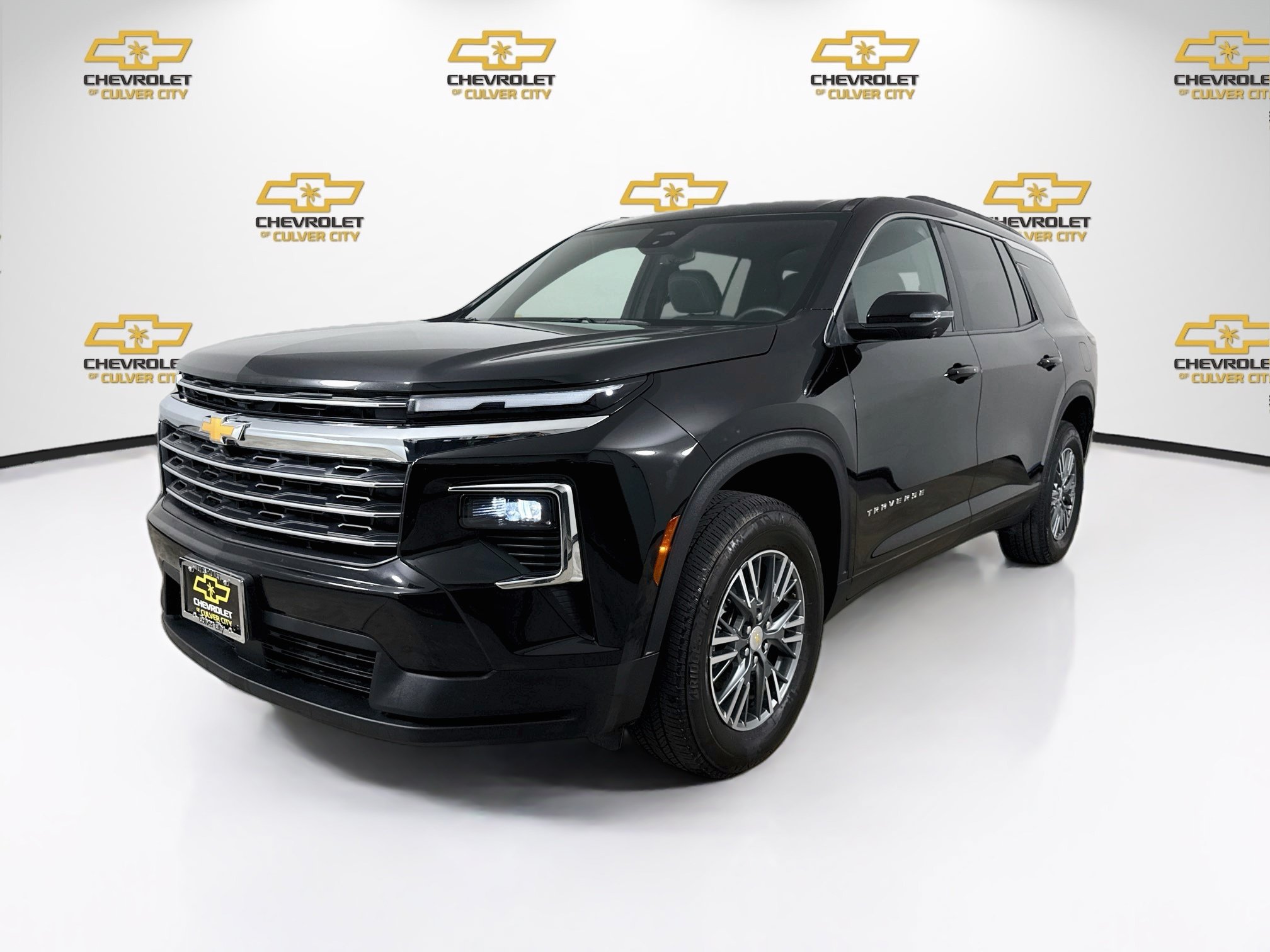Used 2024 Chevrolet Traverse LT w/ Trailering Package FWD image 3