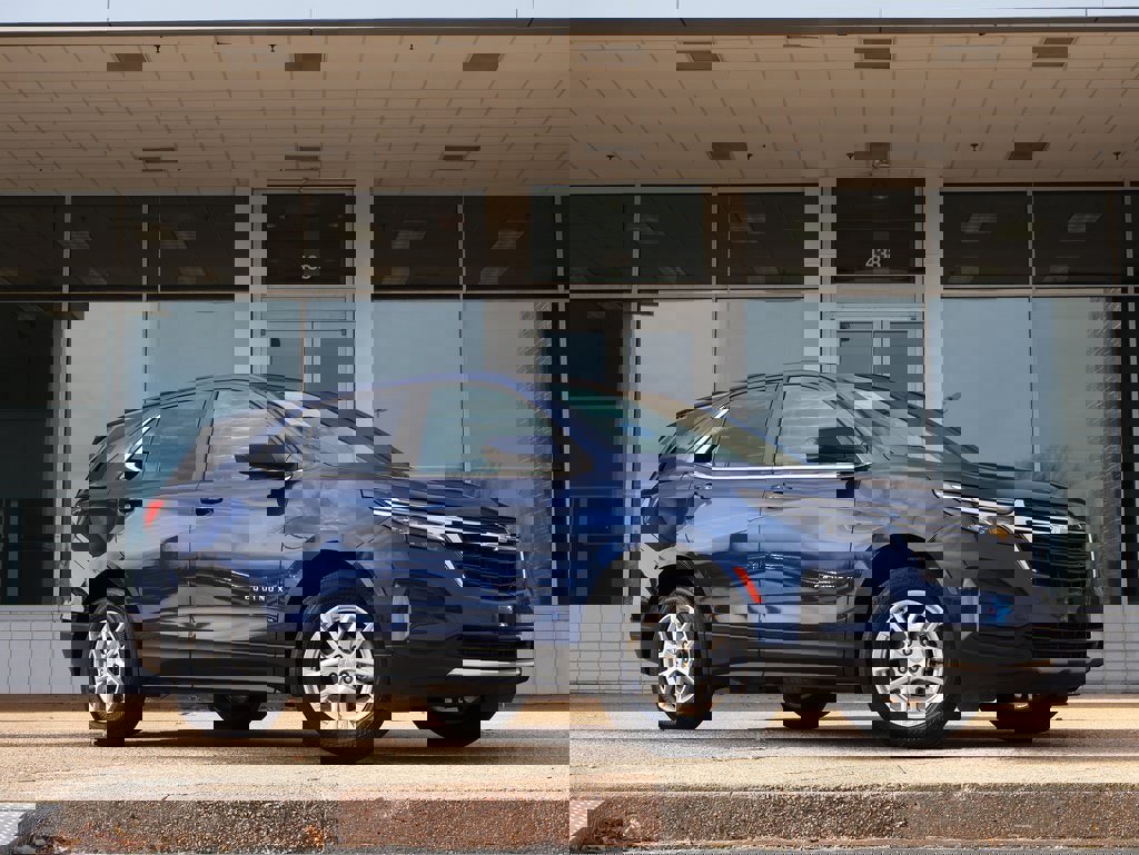 Used 2022 Chevrolet Equinox LT image 2