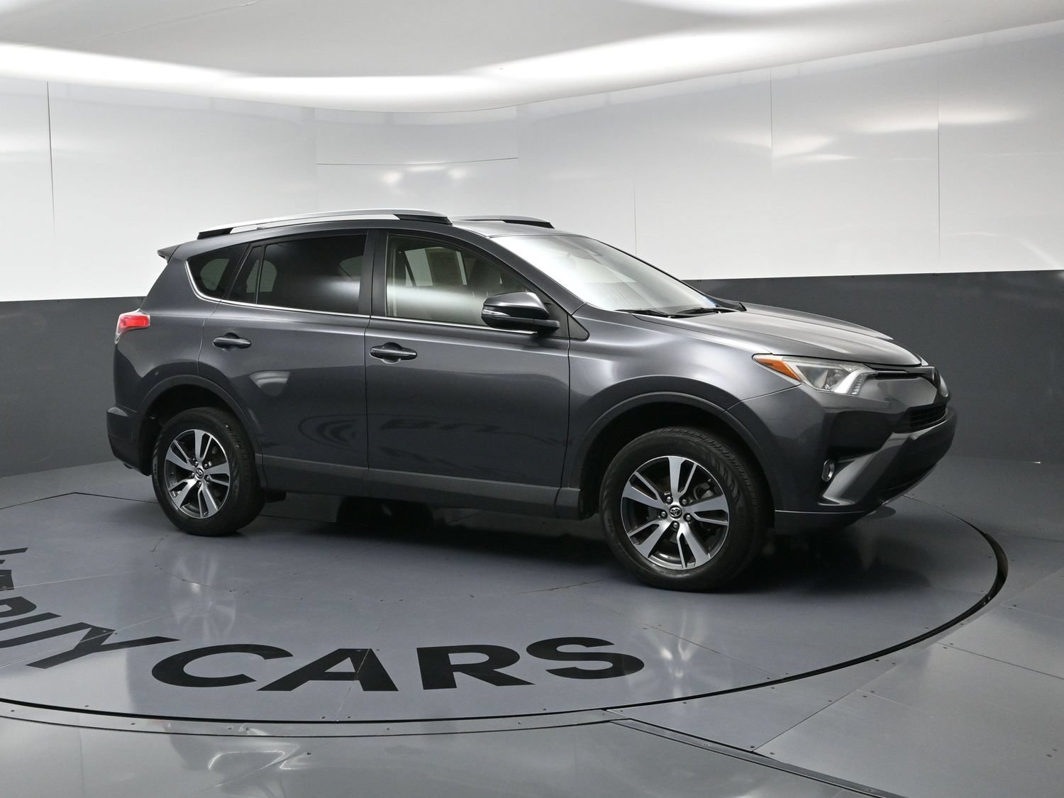 Used 2018 Toyota RAV4 XLE AWD/4WD image 2