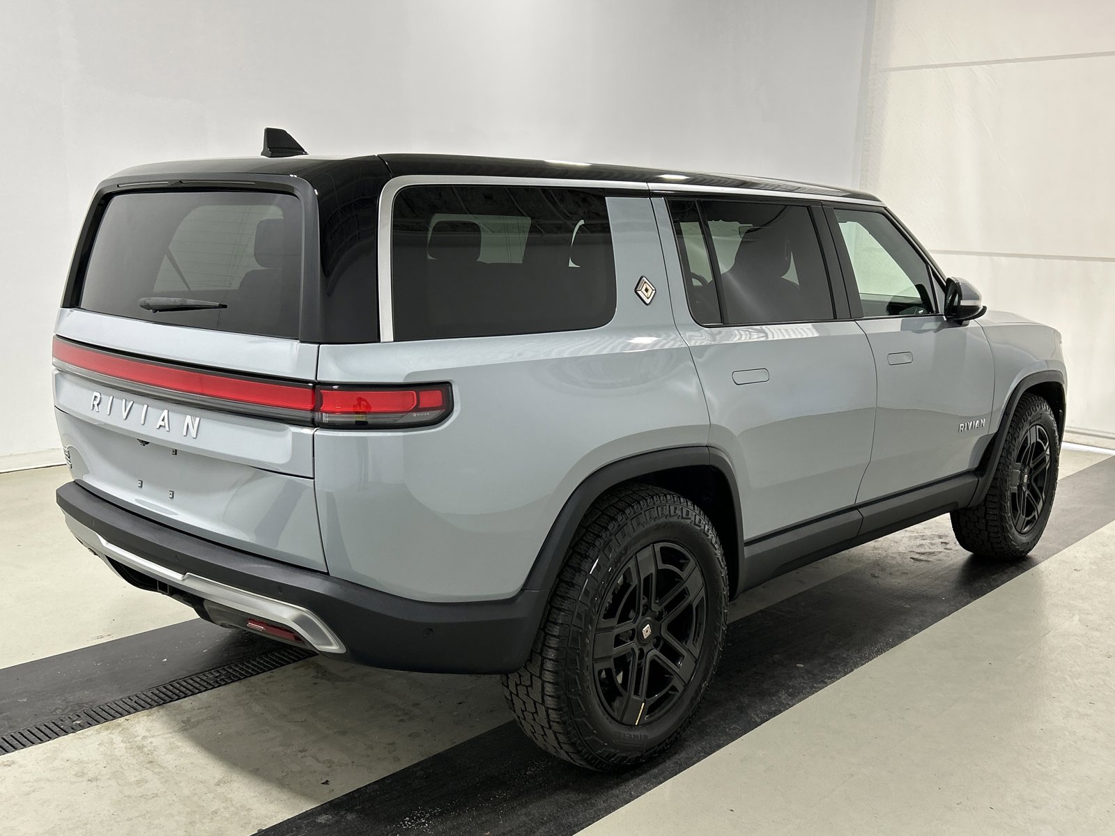 Used 2023 Rivian R1S Adventure image 5