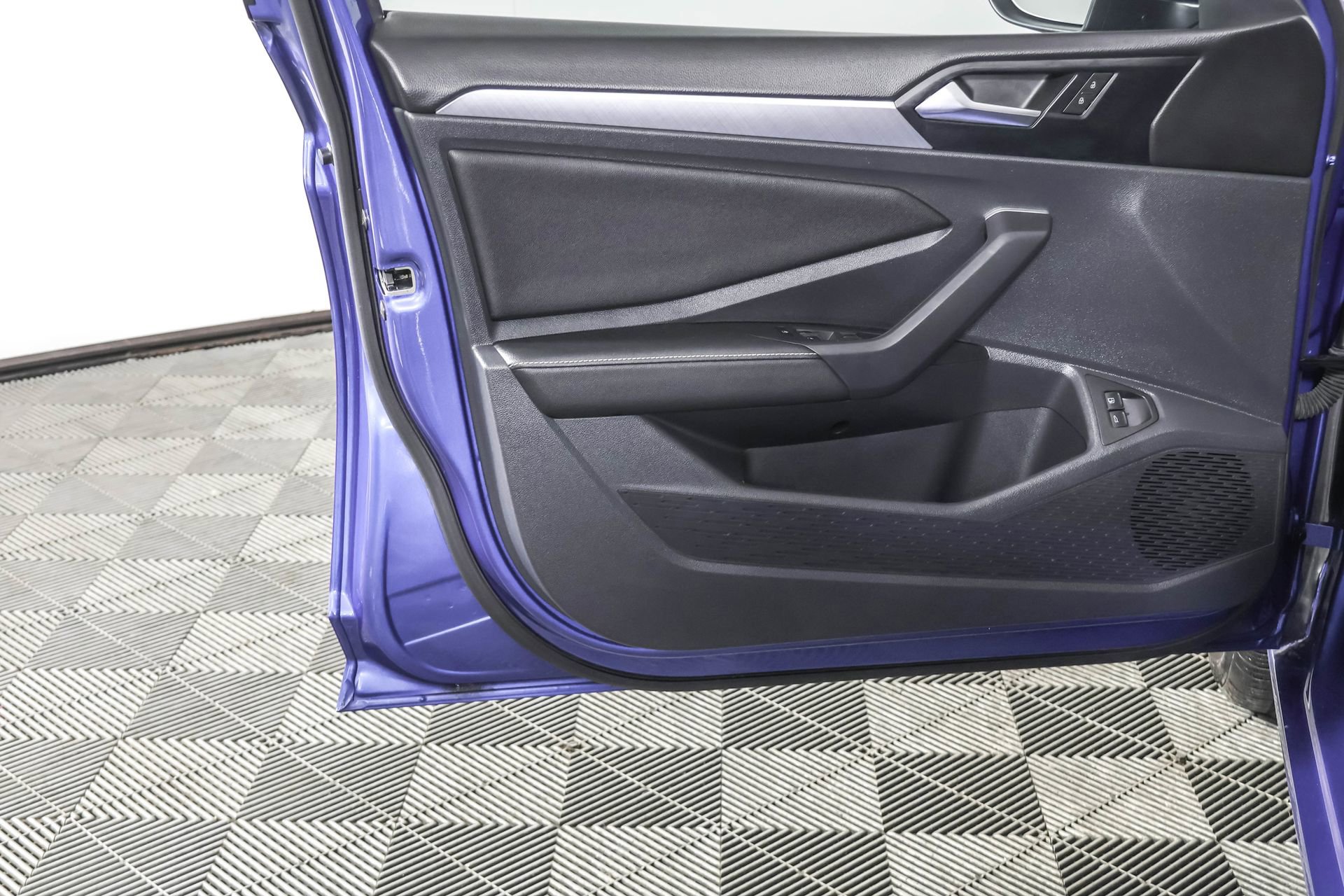 Used 2024 Volkswagen Jetta SE image 33