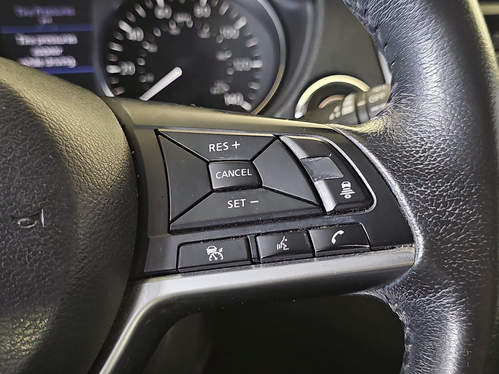 Used 2018 Nissan Rogue SV w/ Premium Package FWD image 16