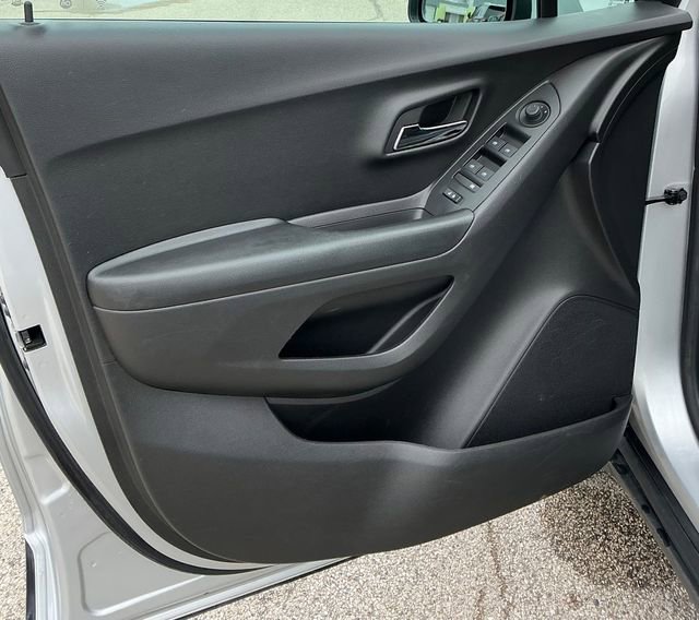 Used 2022 Chevrolet Trax LT w/ LT Convenience Package image 5