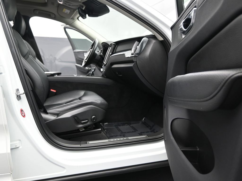 Used 2018 Volvo XC60 T5 Momentum w/ Vision Package image 4
