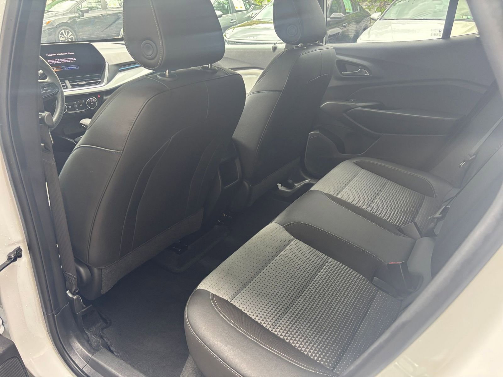 Used 2025 Chevrolet Trax LT FWD image 37
