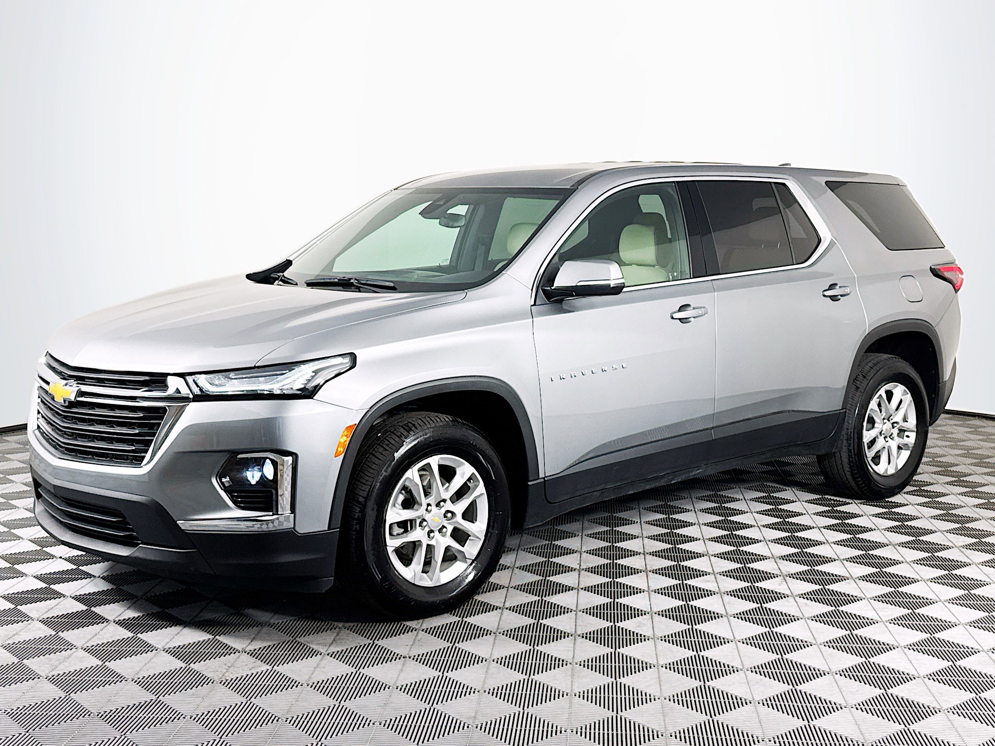 Used 2024 Chevrolet Traverse LS w/ Safety Package image 4