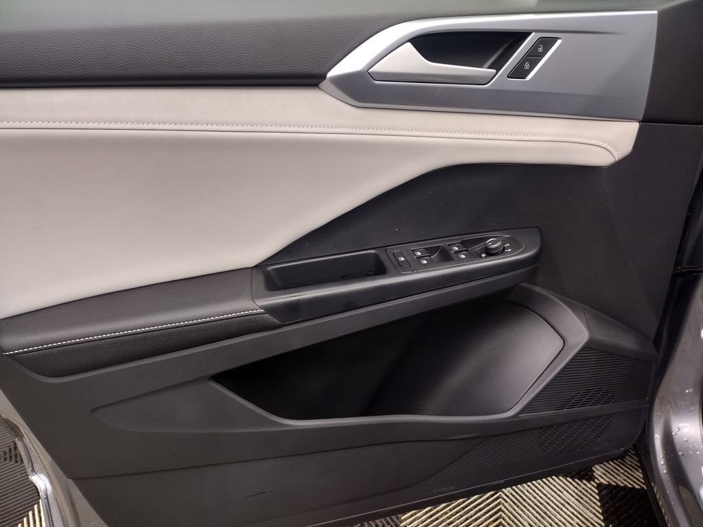 New 2025 Volkswagen Taos SE image 18