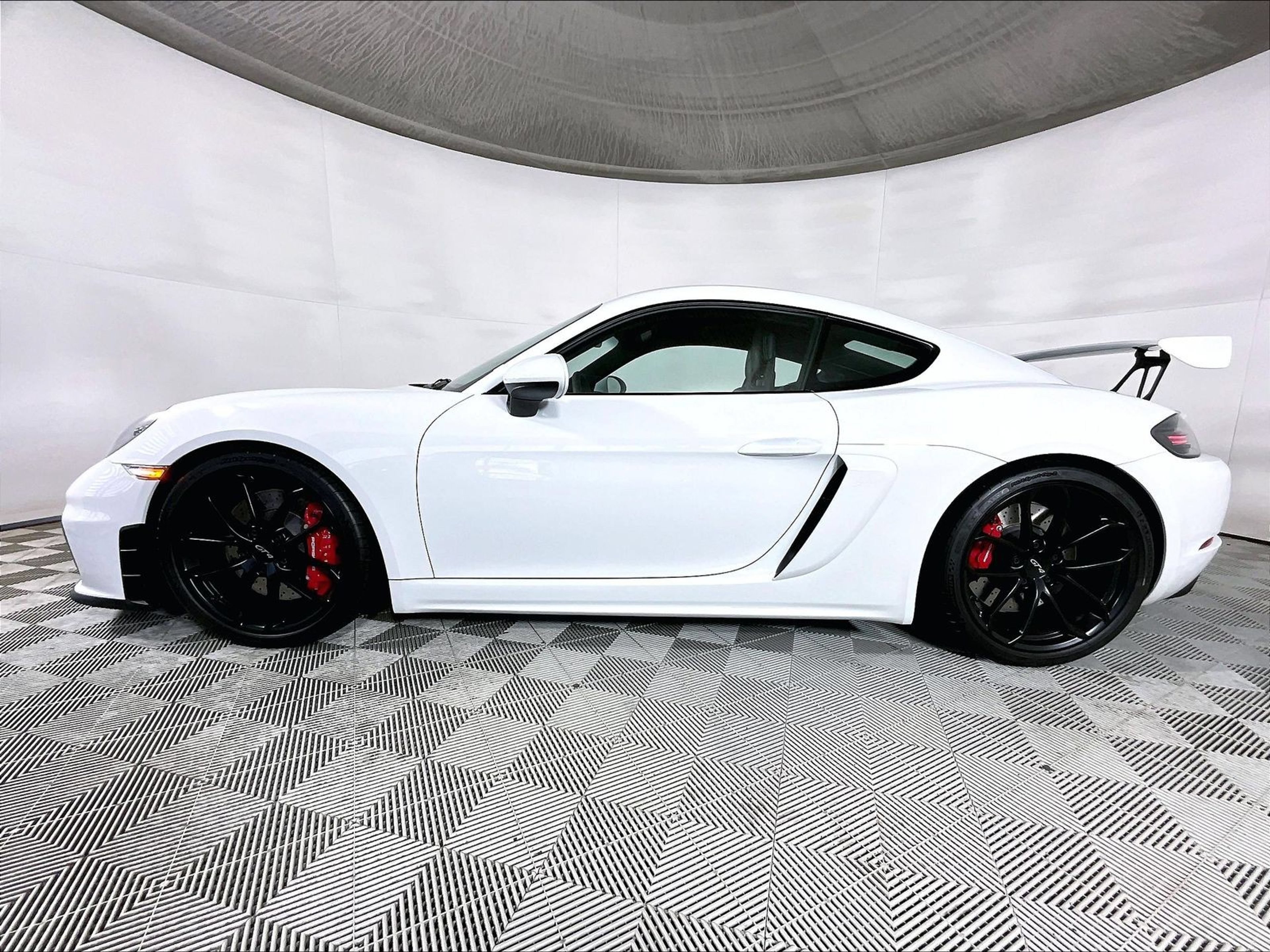 Certified 2022 Porsche 718 Cayman GT4 RWD image 2