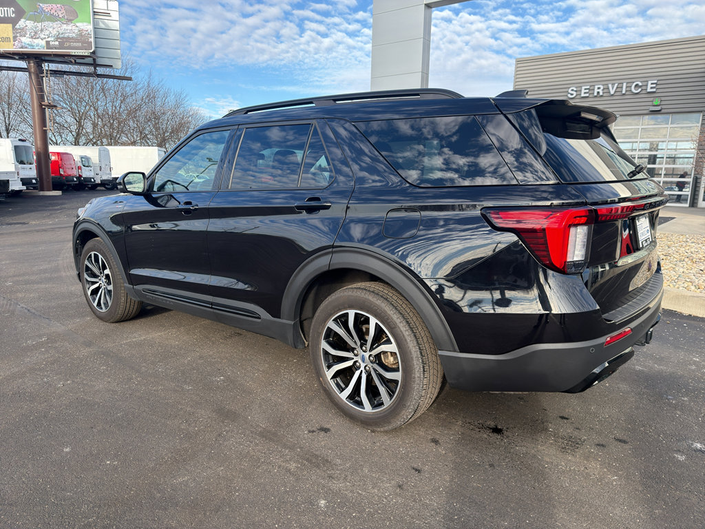 Used 2025 Ford Explorer ST-Line image 8