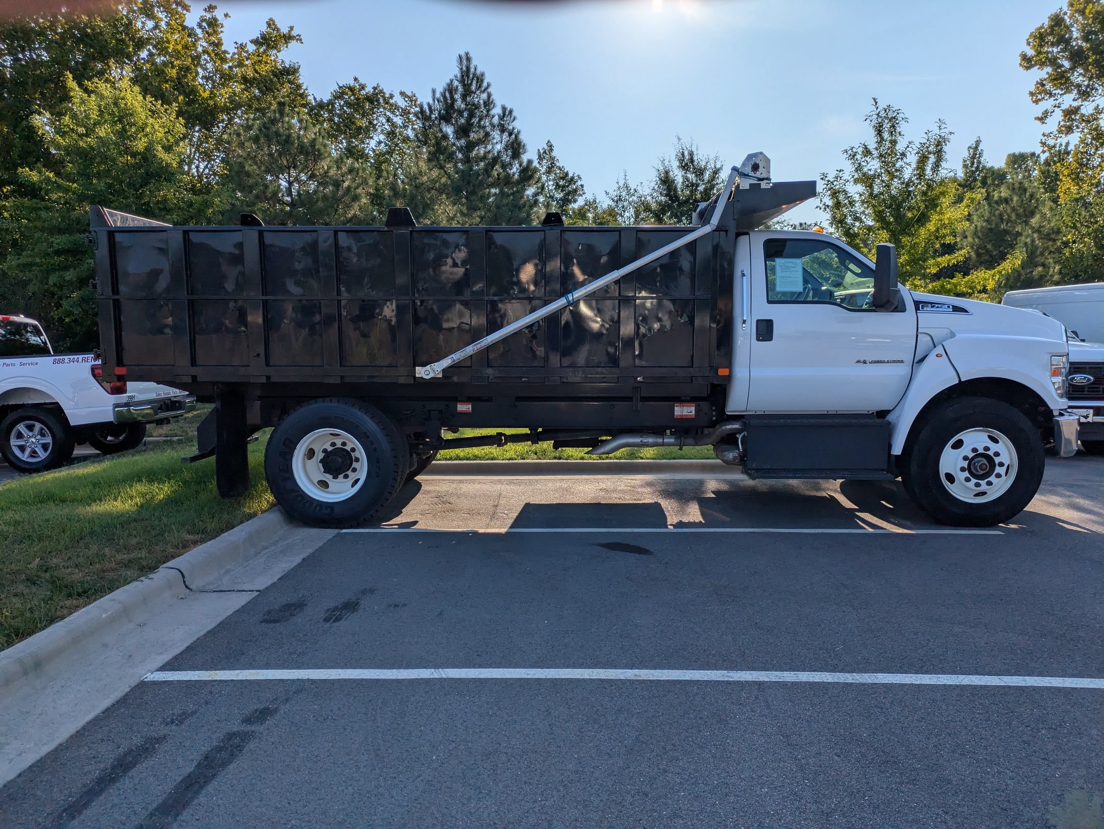 Used 2022 Ford F750 2WD Regular Cab Super Duty image 3