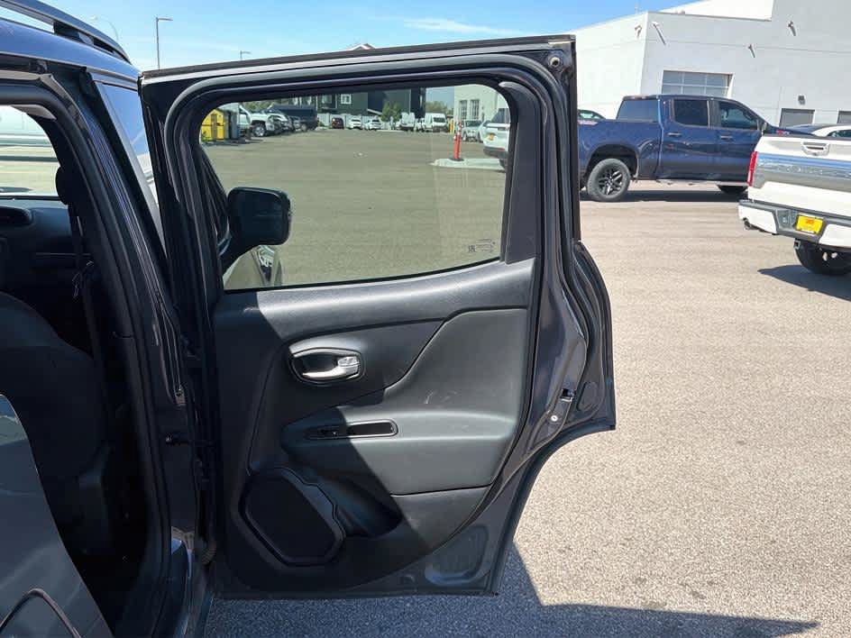 Used 2021 Jeep Renegade Latitude w/ Convenience Group AWD/4WD image 24