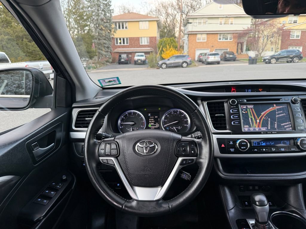 Used 2019 Toyota Highlander SE AWD/4WD image 23