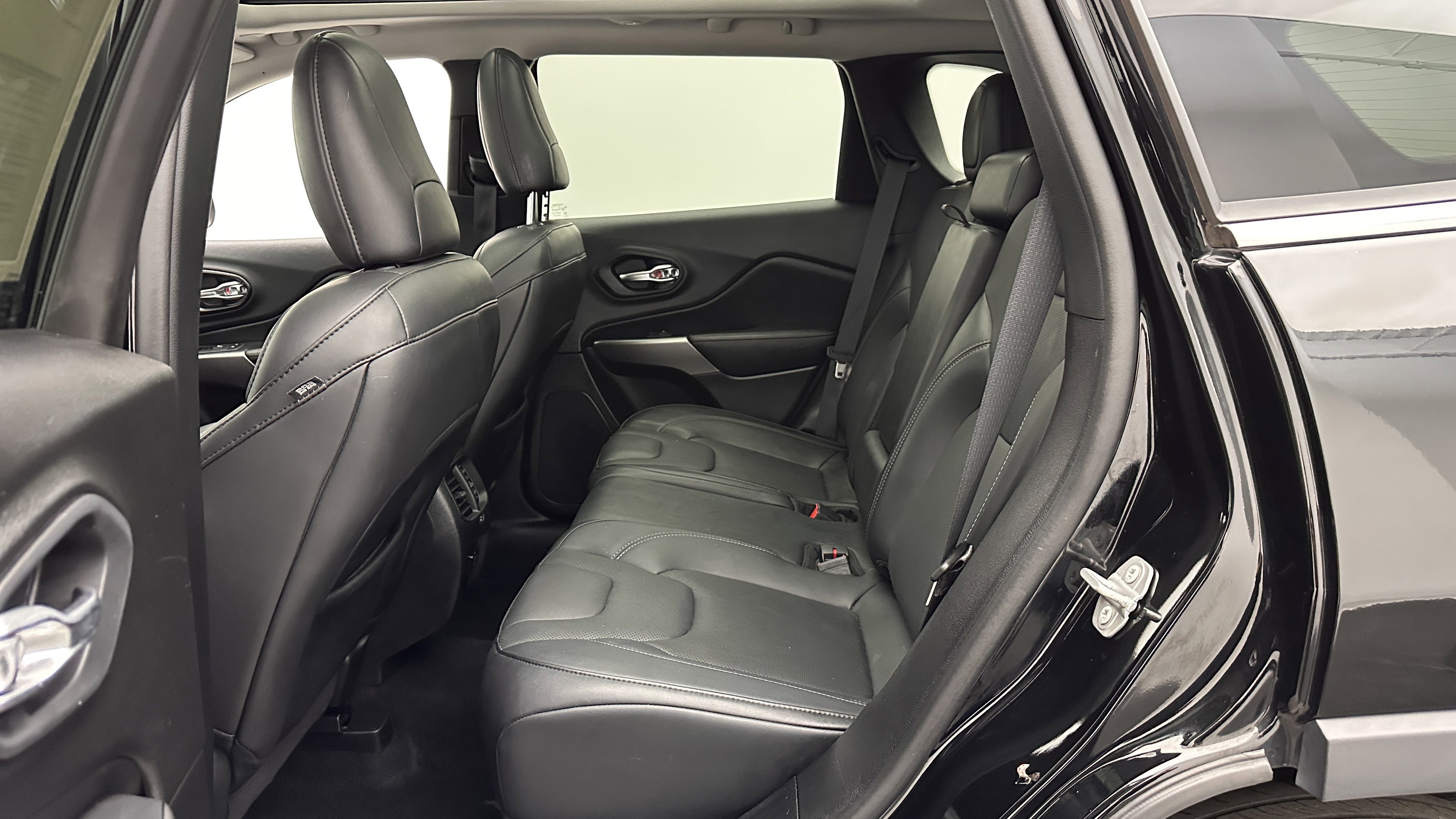 Used 2021 Jeep Cherokee Limited FWD image 25