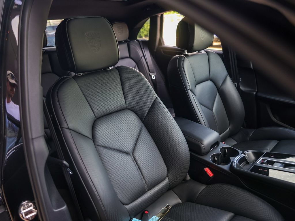 Certified 2026 Porsche Macan AWD/4WD image 36