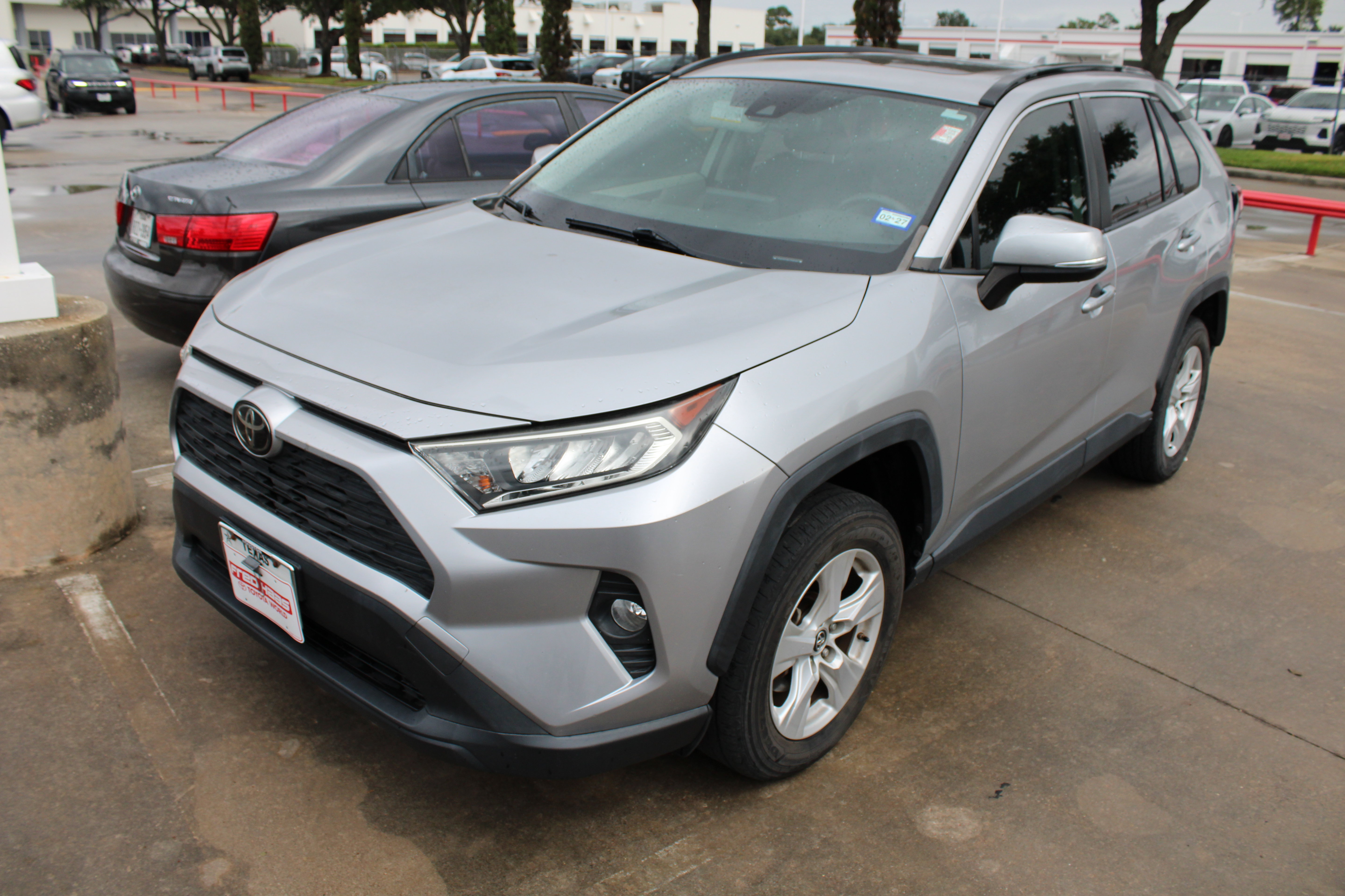 Used 2019 Toyota RAV4 XLE w/ Convenience Package FWD image 4