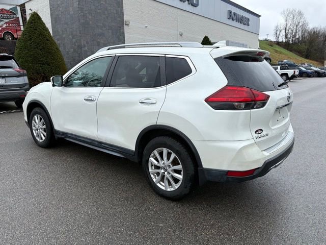 Used 2017 Nissan Rogue SV image 3