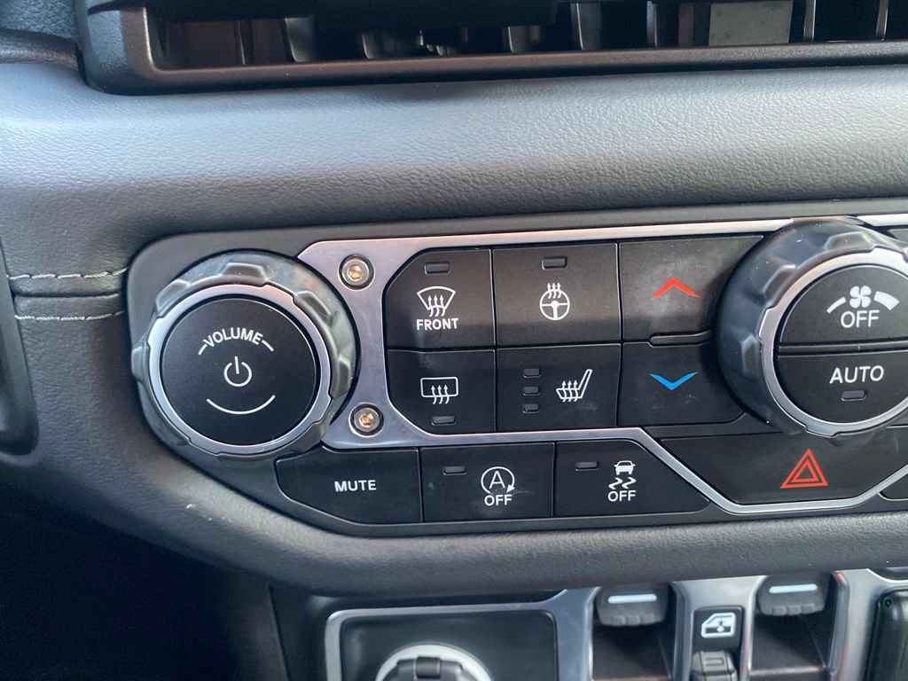 Used 2025 Jeep Wrangler Unlimited Sahara AWD/4WD image 28