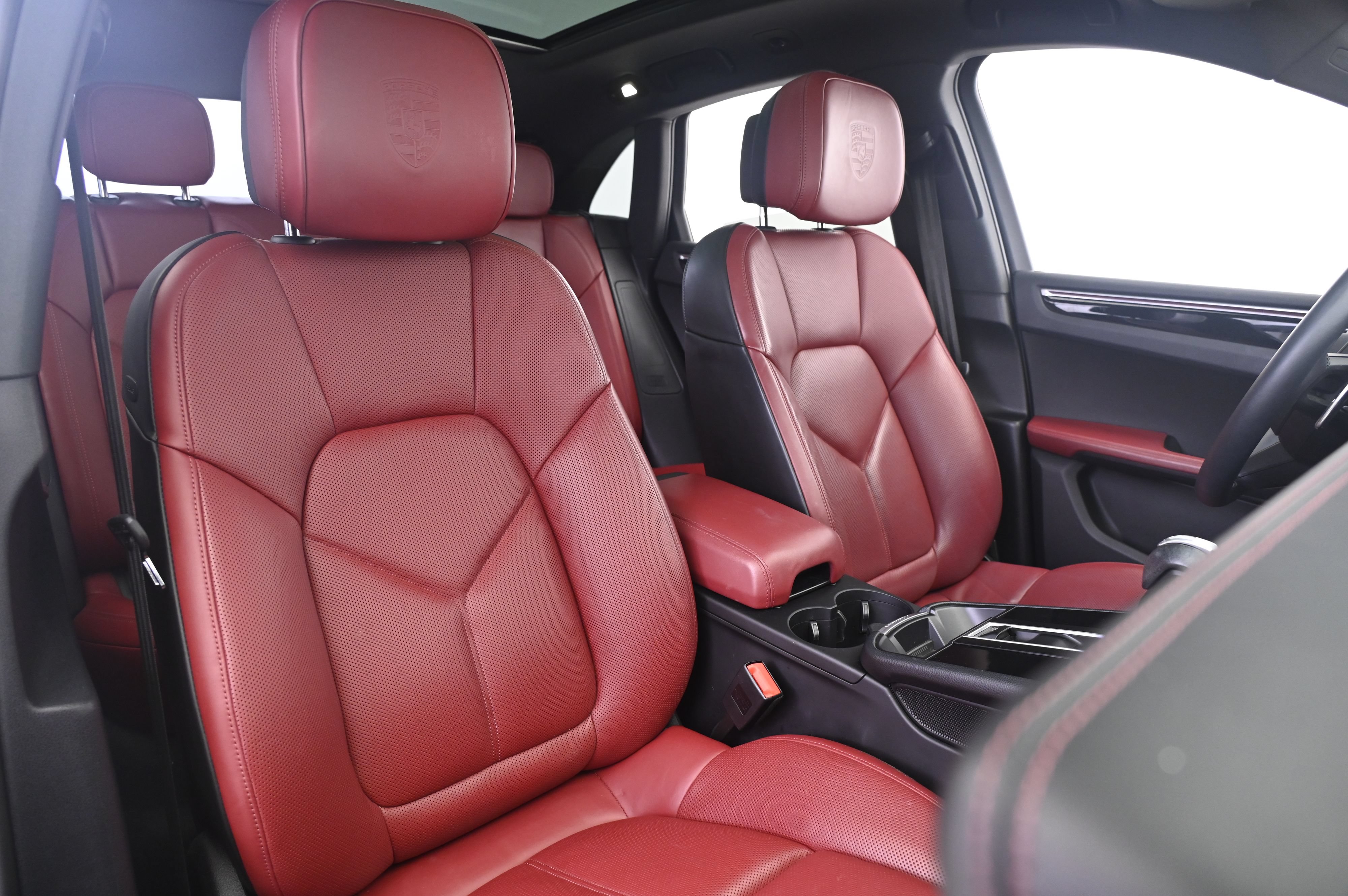 Certified 2023 Porsche Macan AWD/4WD image 24