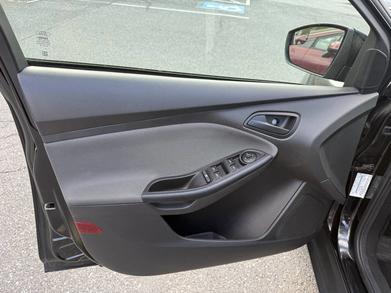 Used 2012 Ford Focus SE w/ SE Winter Pkg image 9