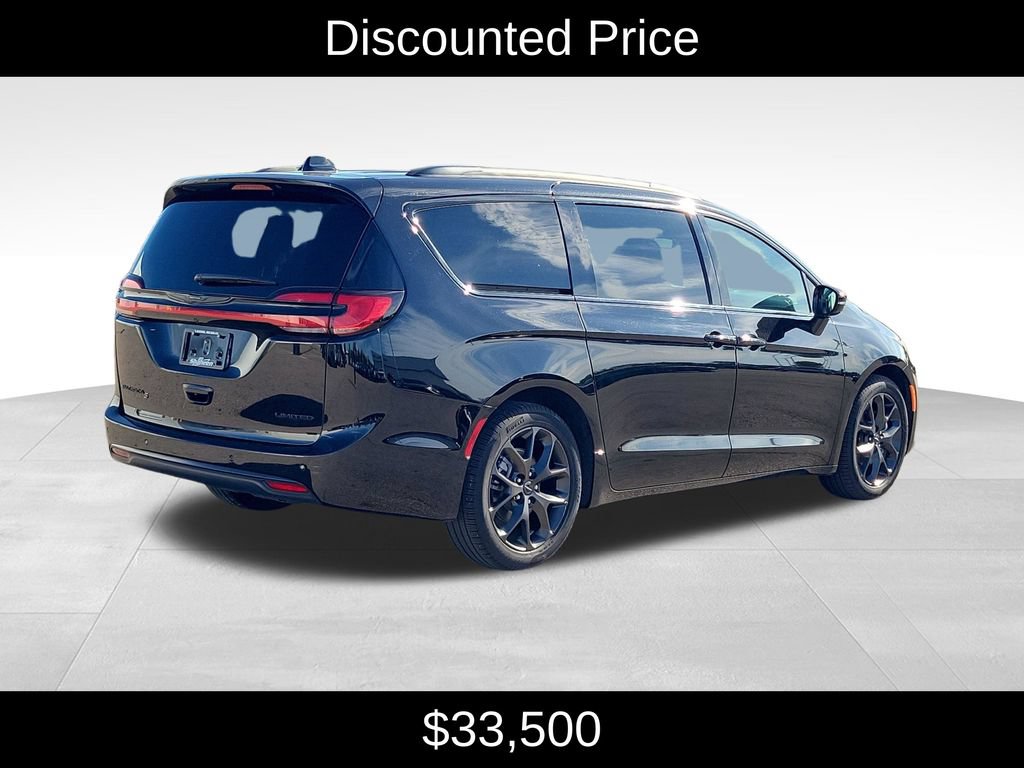 Used 2025 Chrysler Pacifica Limited FWD image 3