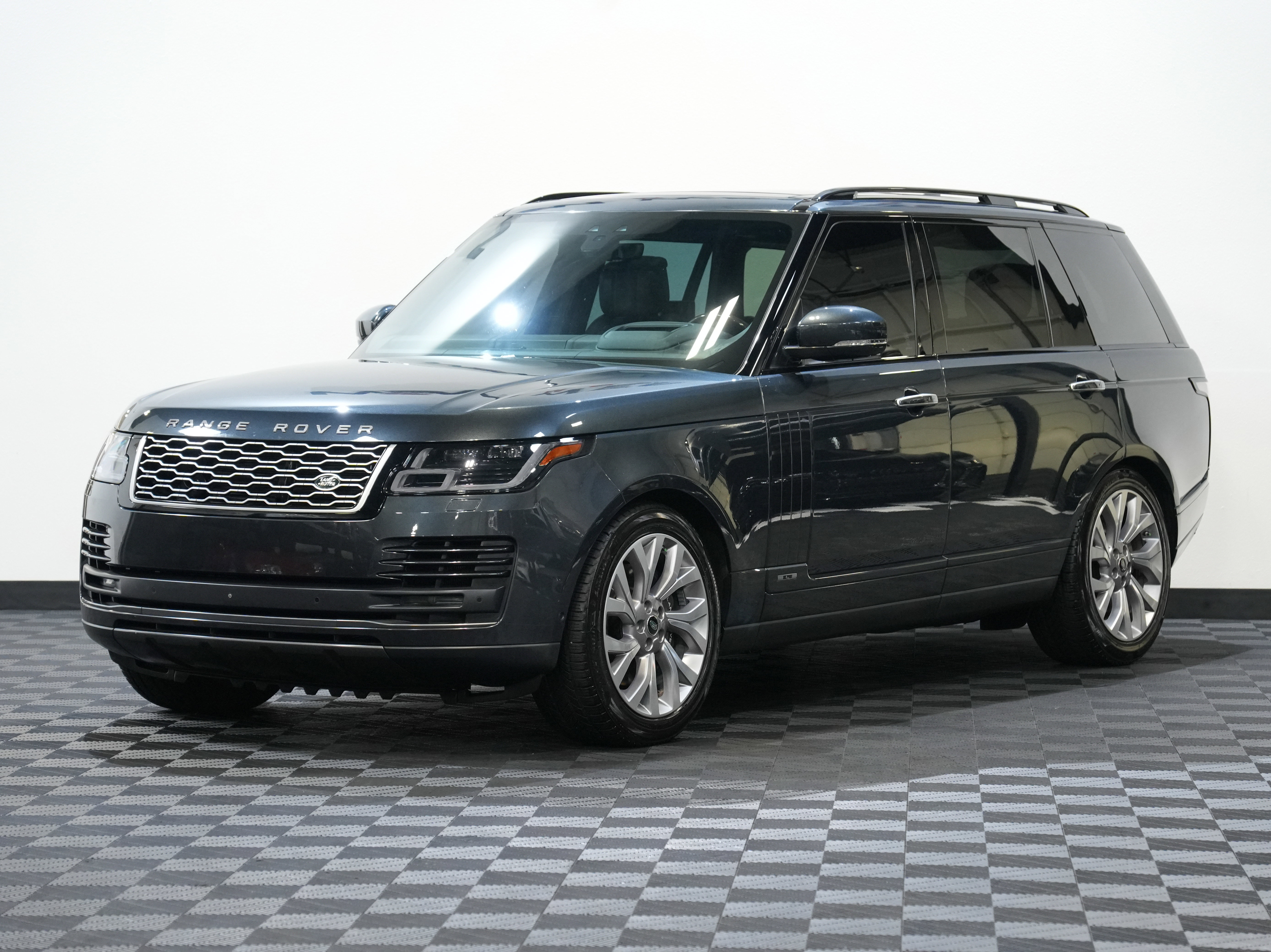 Used 2018 Land Rover Range Rover Long Wheelbase Autobiography image 3