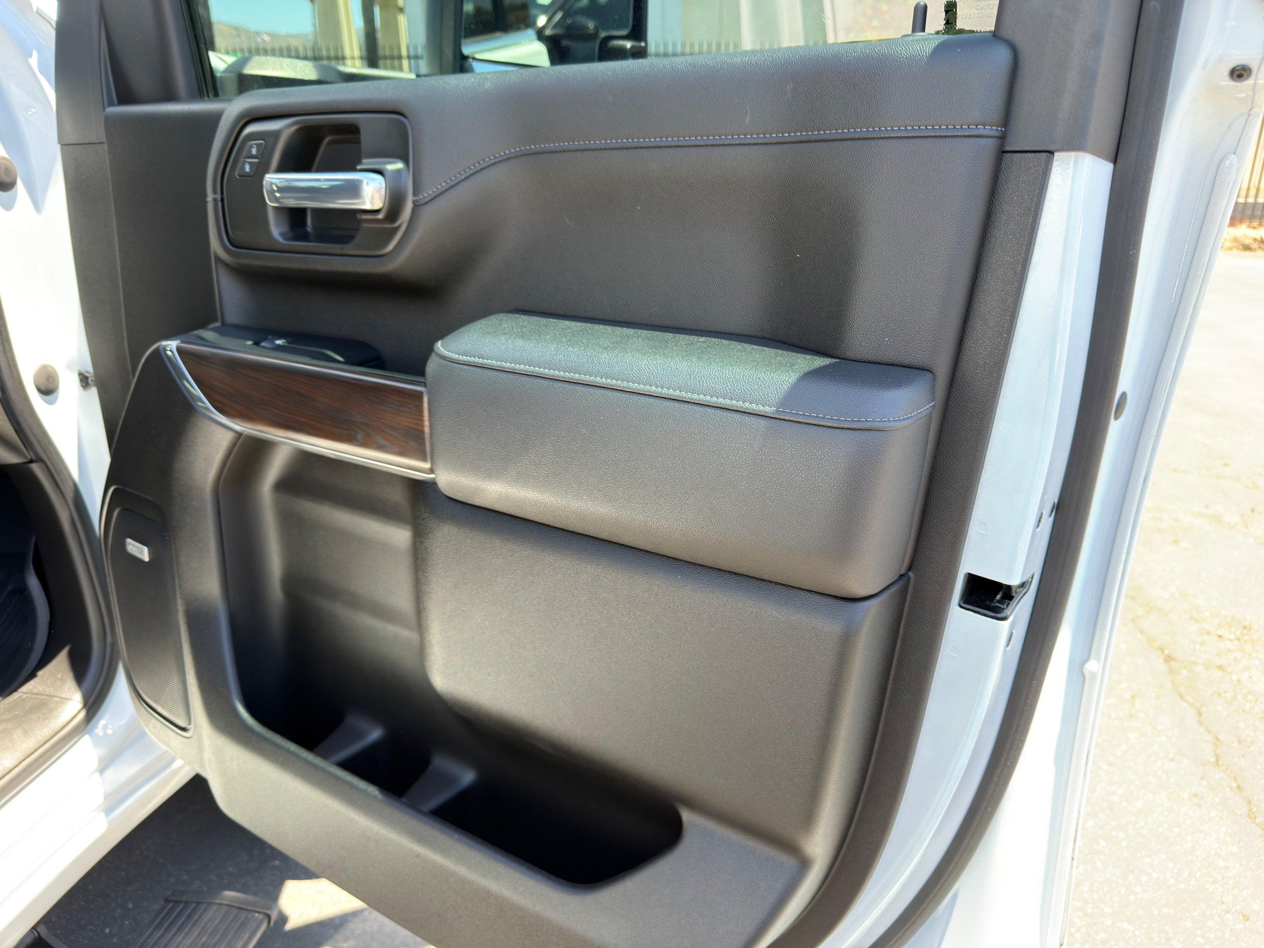 Used 2023 GMC Sierra 2500 SLT w/ SLT Preferred Package AWD/4WD image 11