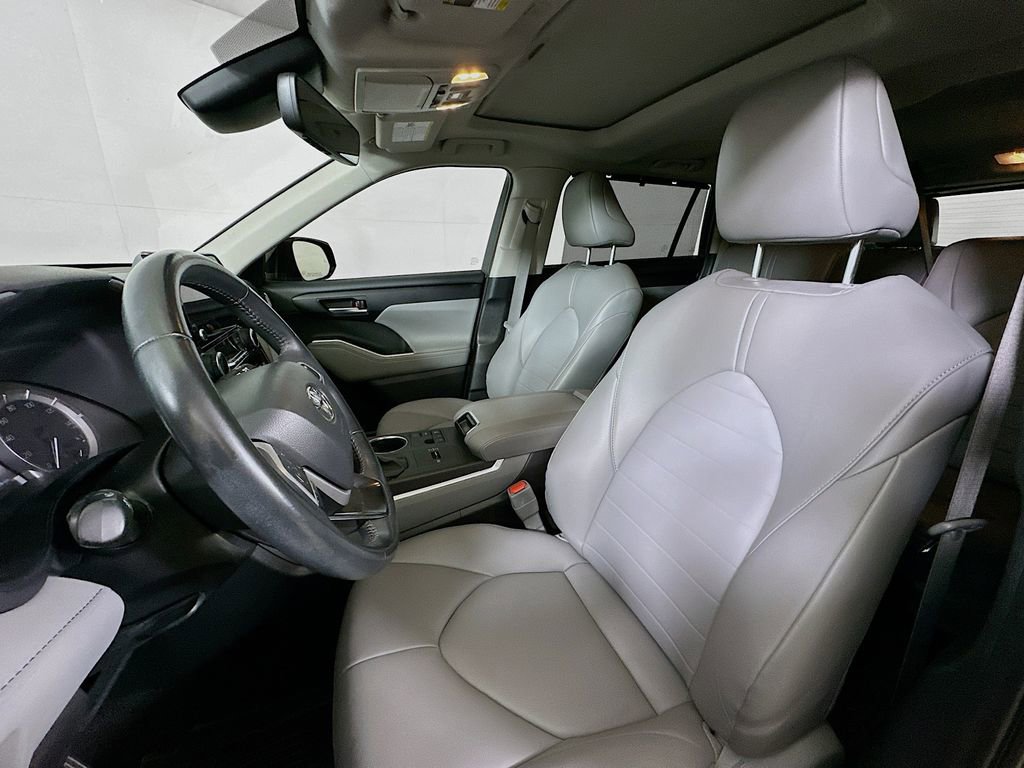Used 2023 Toyota Highlander XLE FWD image 16