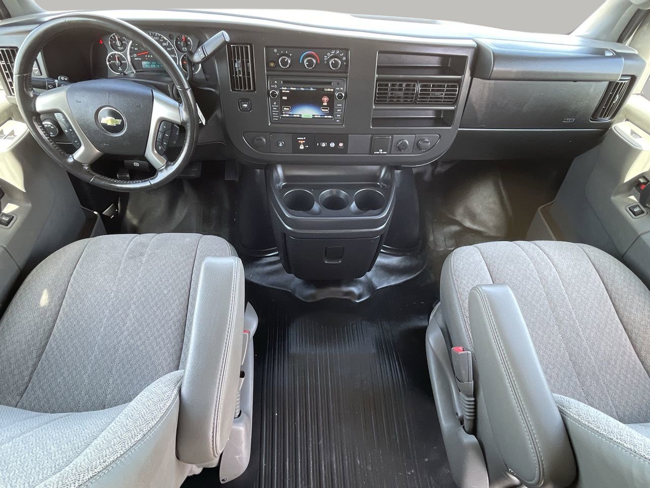Used 2017 Chevrolet Express 3500 Extended image 13