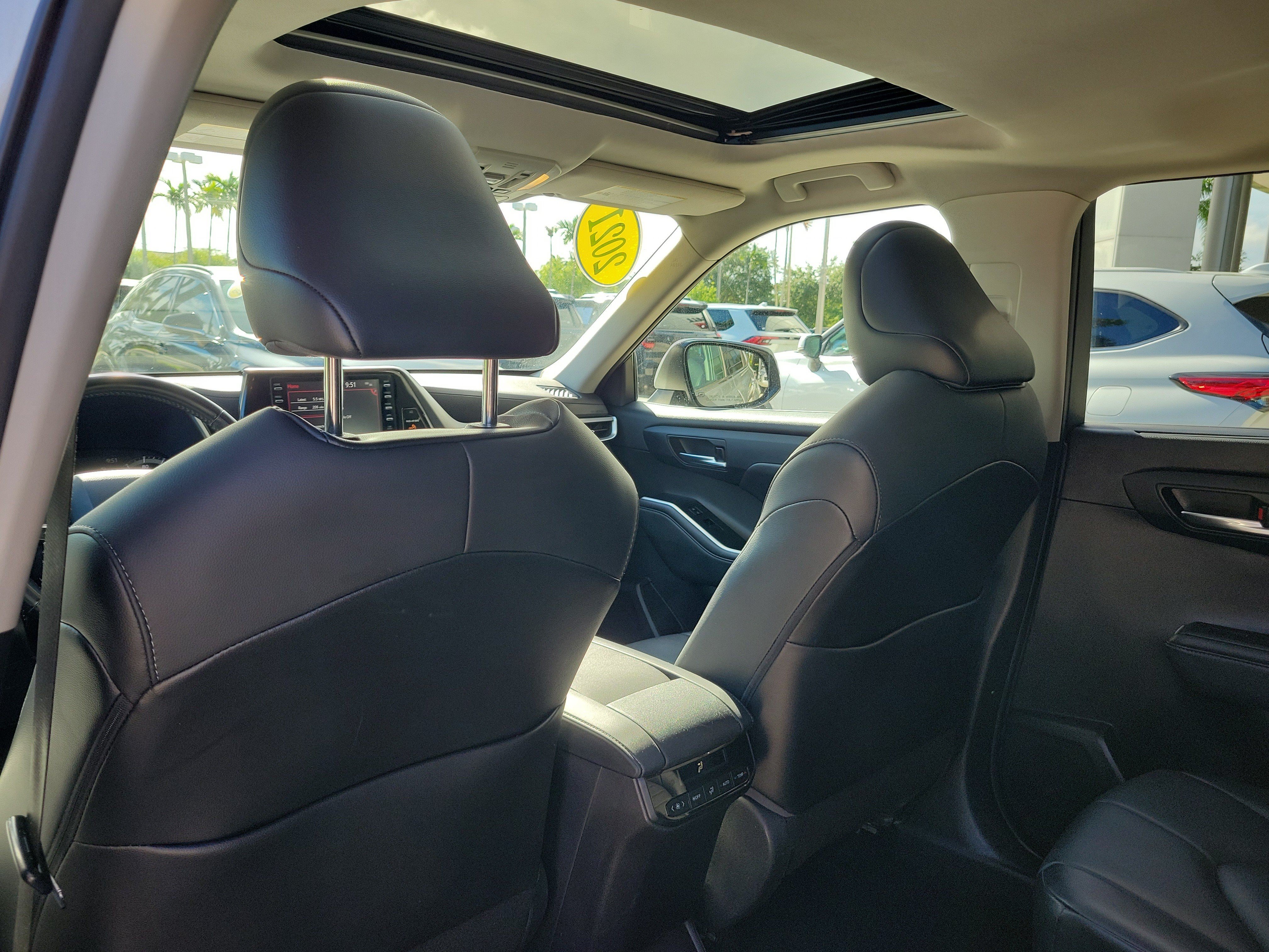 Used 2021 Toyota Highlander XLE AWD/4WD image 18