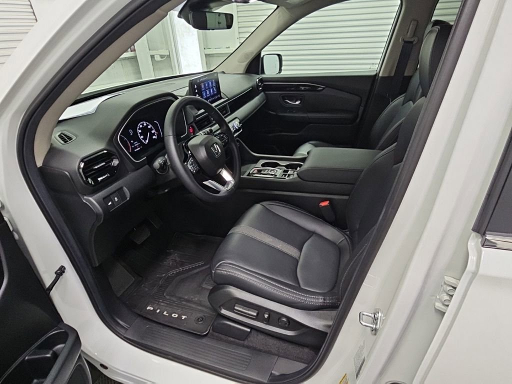 Used 2025 Honda Pilot EX-L image 11