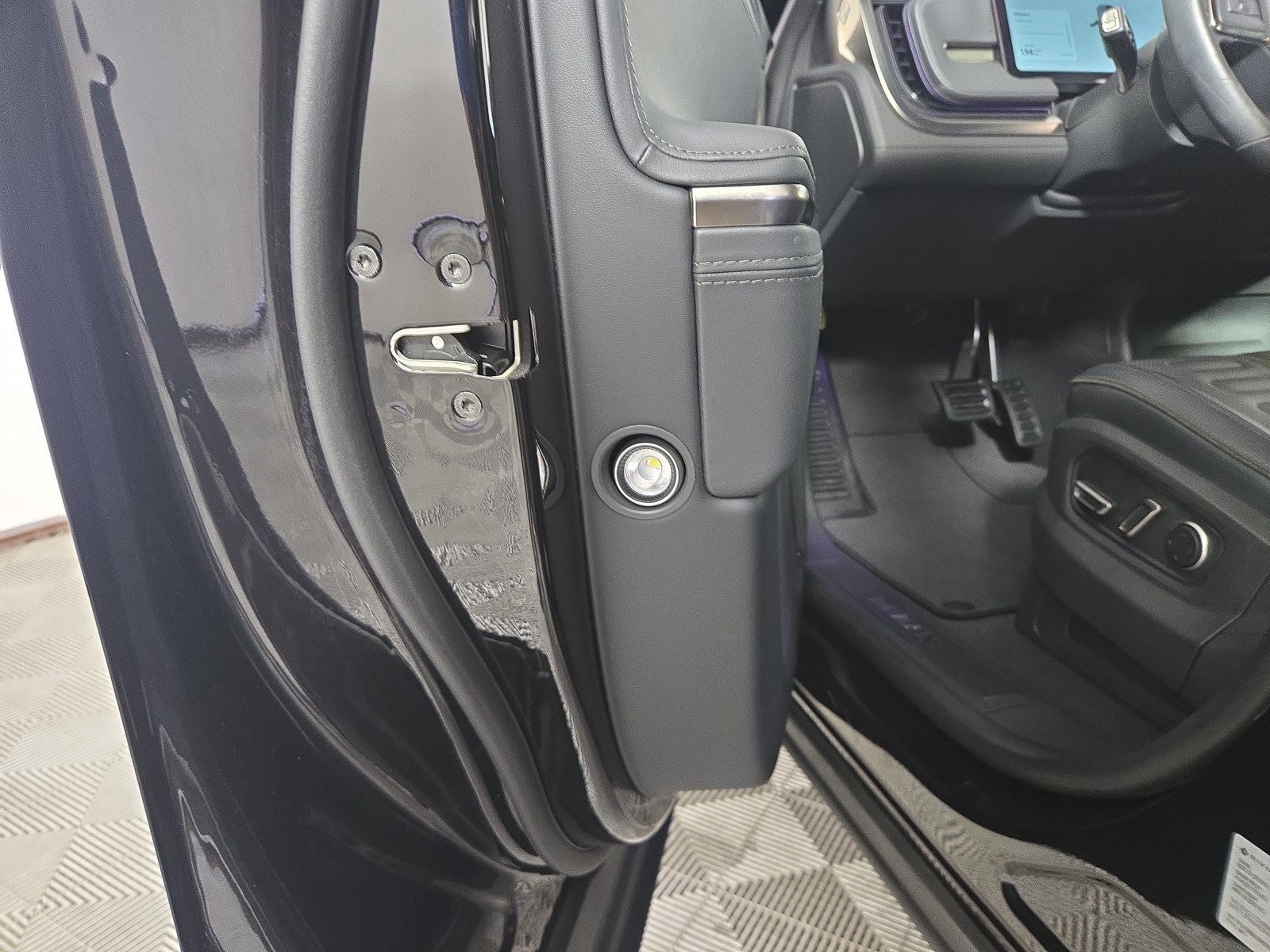 Used 2025 Rivian R1S Adventure Dual AWD/4WD image 32