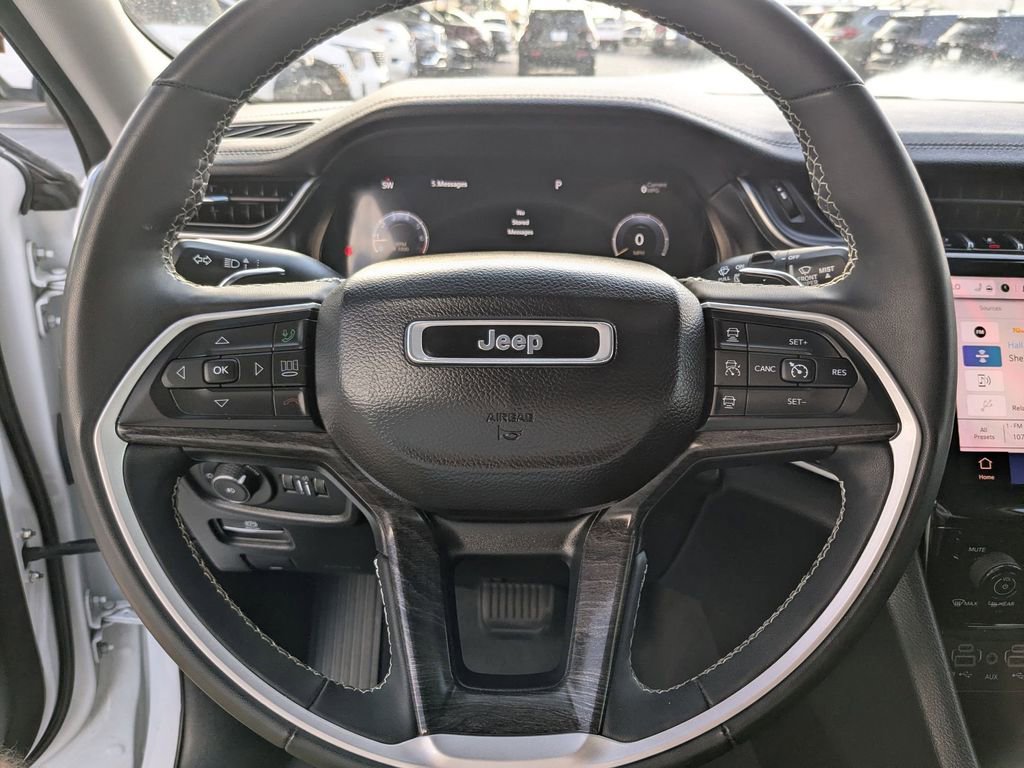 Used 2023 Jeep Grand Cherokee L Limited w/ Black Appearance Package image 17