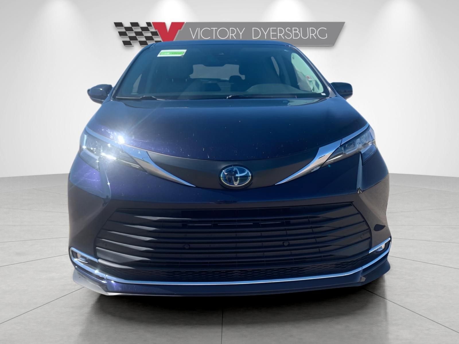 Used 2023 Toyota Sienna XLE image 3