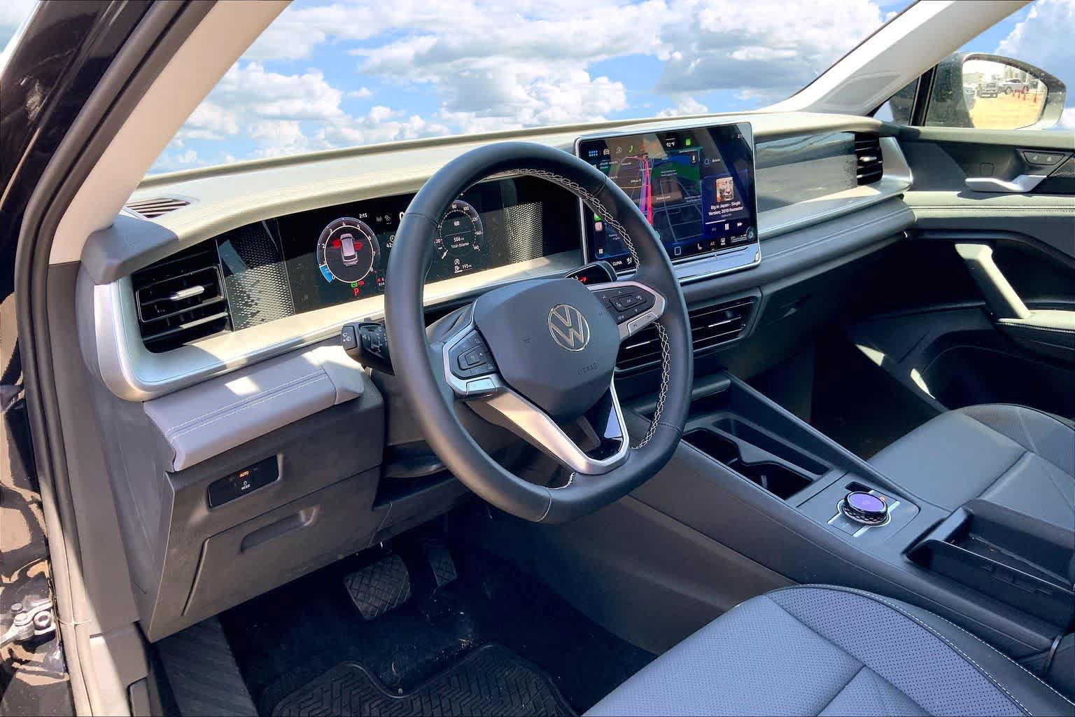 Used 2026 Volkswagen Tiguan SE FWD image 2