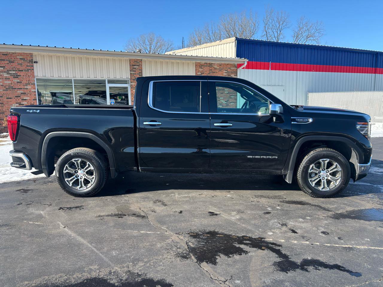 Used 2025 GMC Sierra 1500 SLT image 2