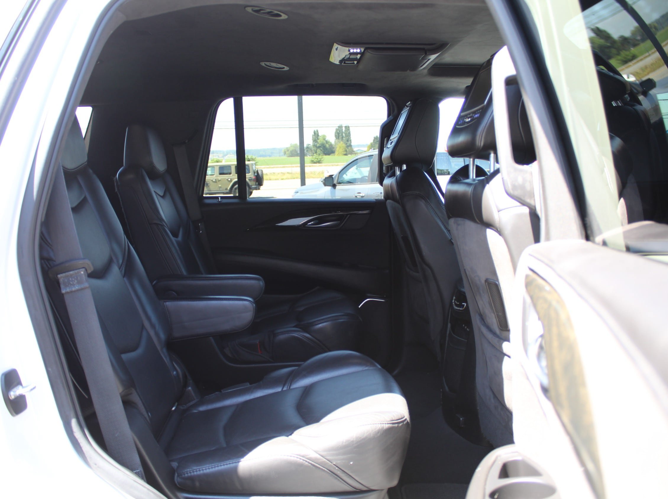 Used 2018 Cadillac Escalade Platinum AWD/4WD image 21