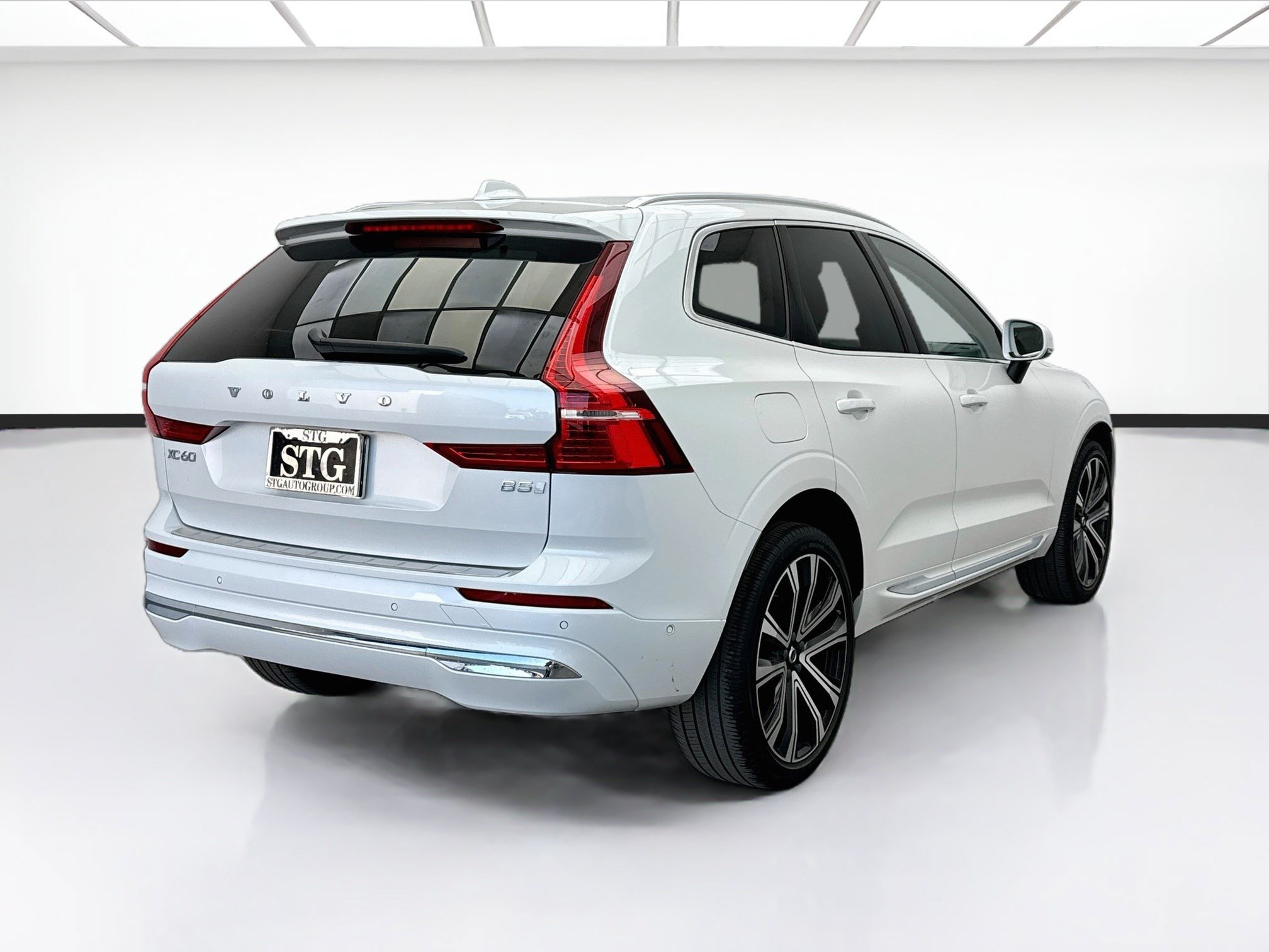 Used 2023 Volvo XC60 B5 Ultimate w/ Climate Package FWD image 4