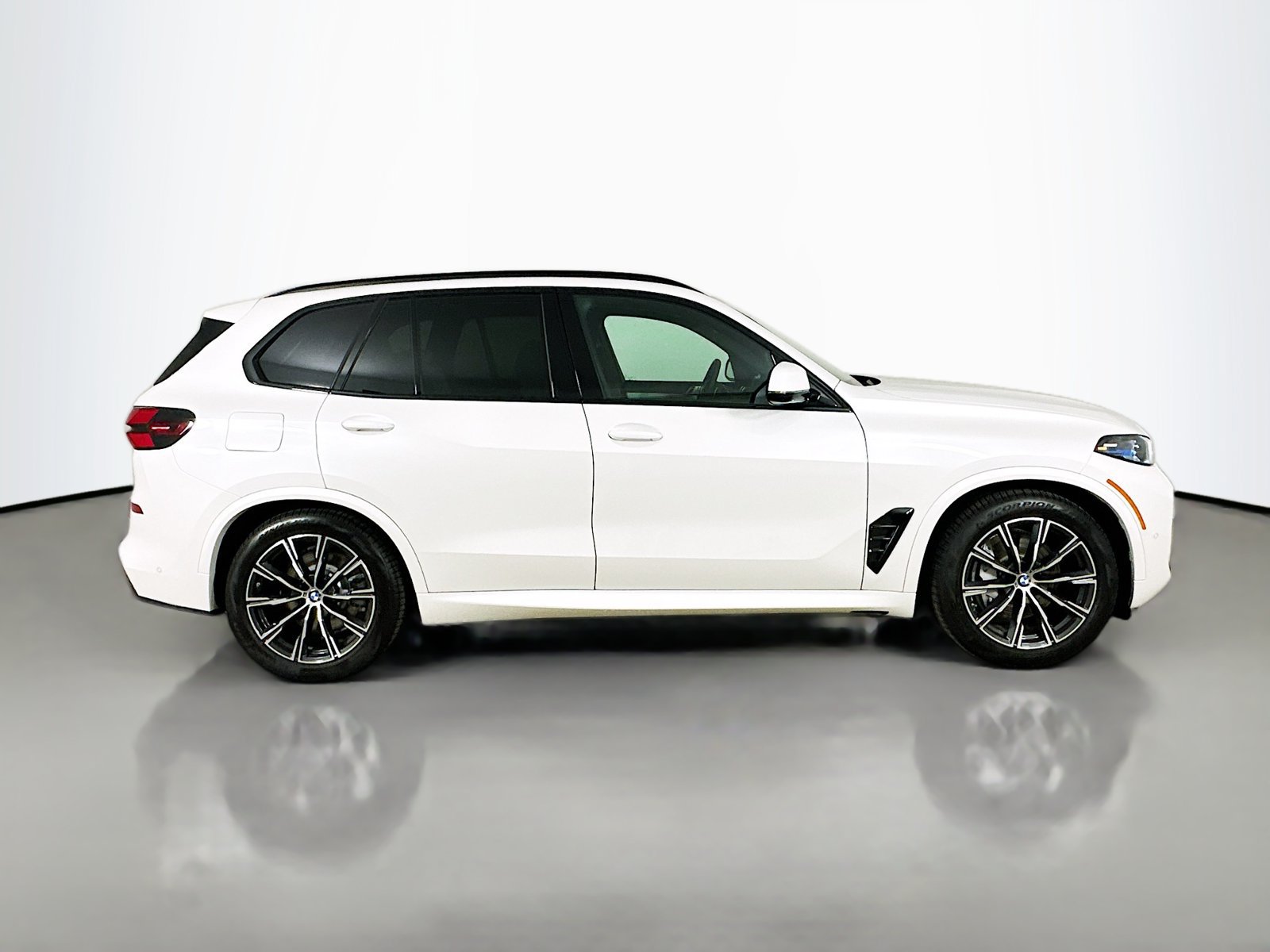 New 2026 BMW X5 xDrive50e w/ M Sport Package AWD/4WD image 4