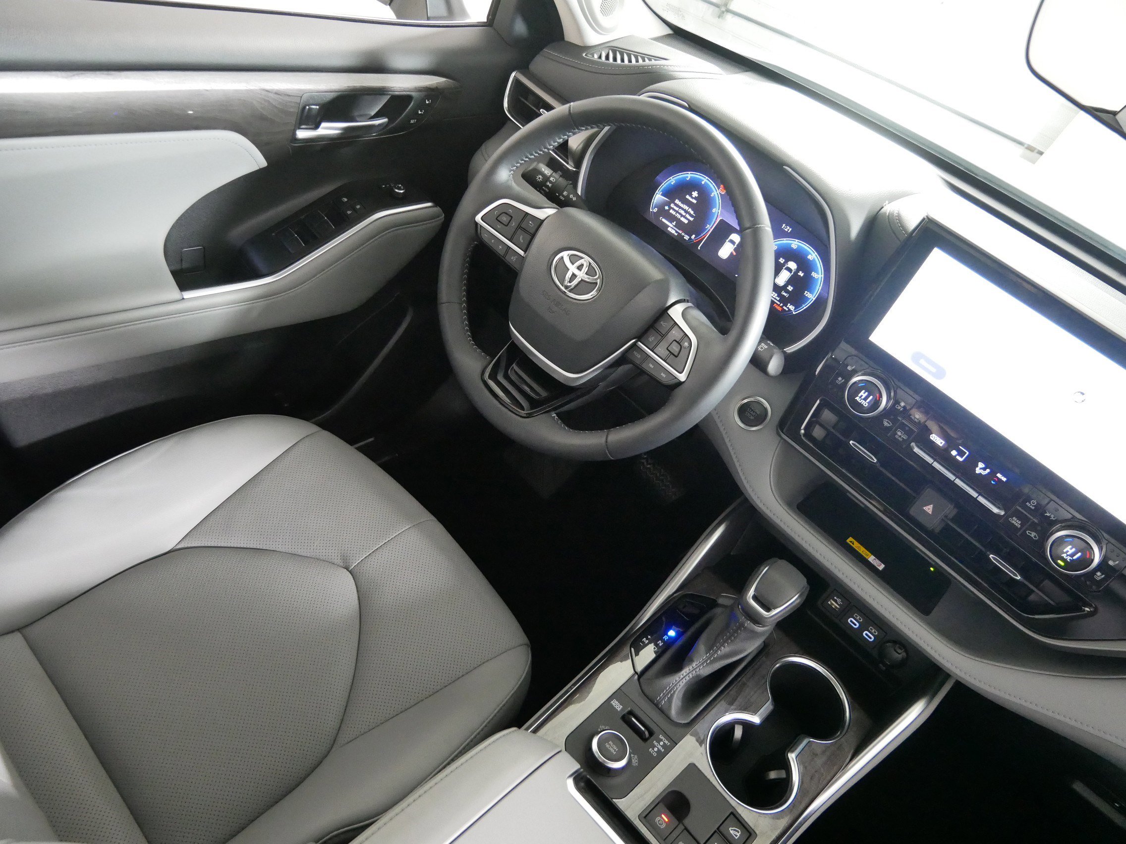 Used 2025 Toyota Highlander Limited image 9