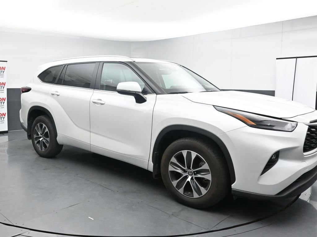 Used 2024 Toyota Highlander XLE AWD/4WD image 2
