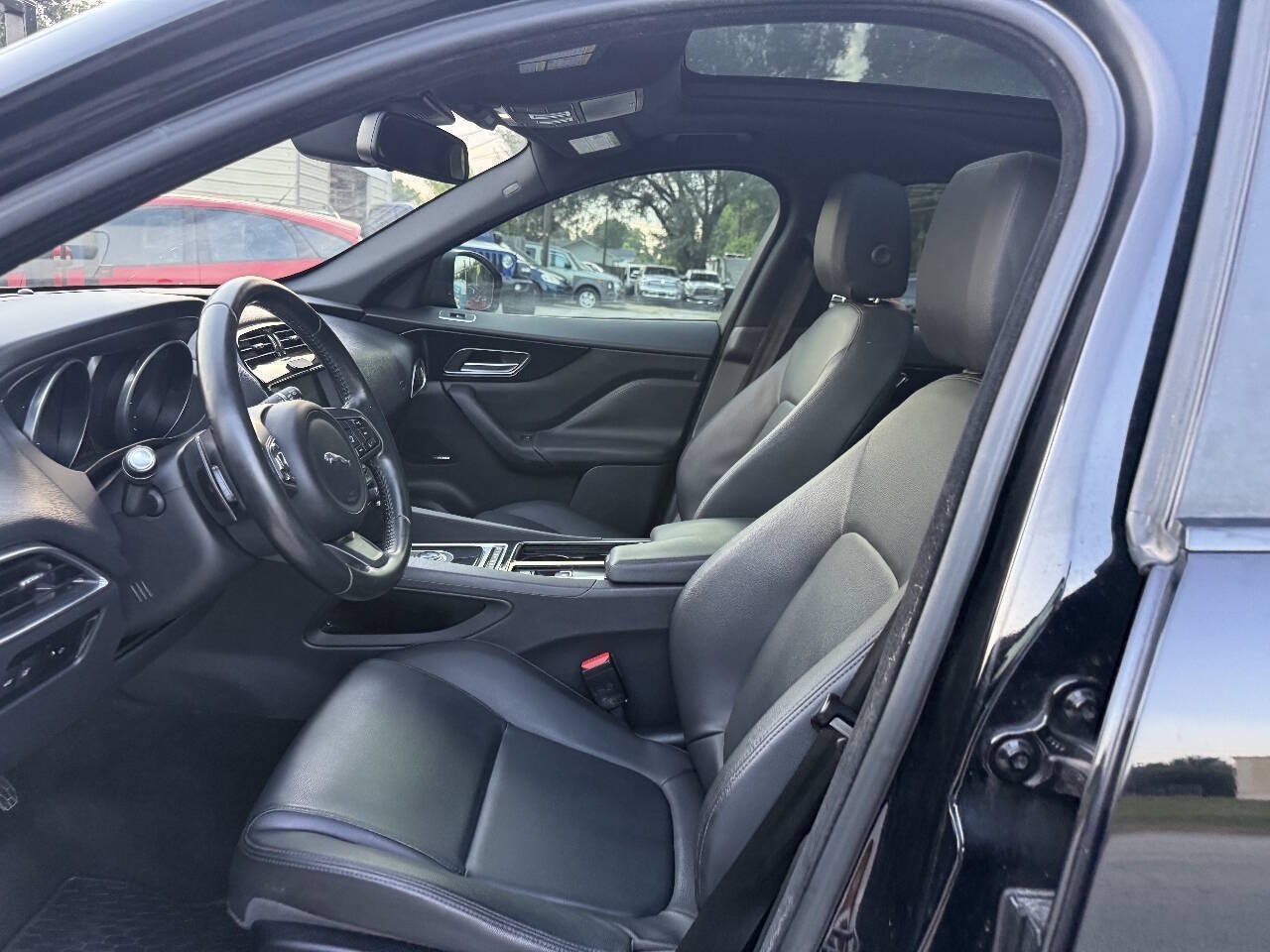 Used 2018 Jaguar F-PACE Premium AWD/4WD image 14