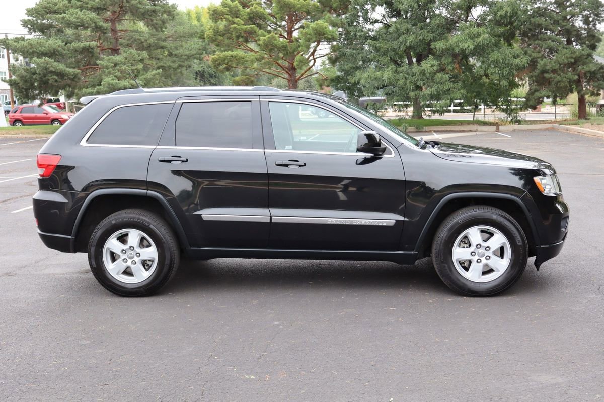 Used 2013 Jeep Grand Cherokee Laredo w/ Laredo E Group AWD/4WD image 3