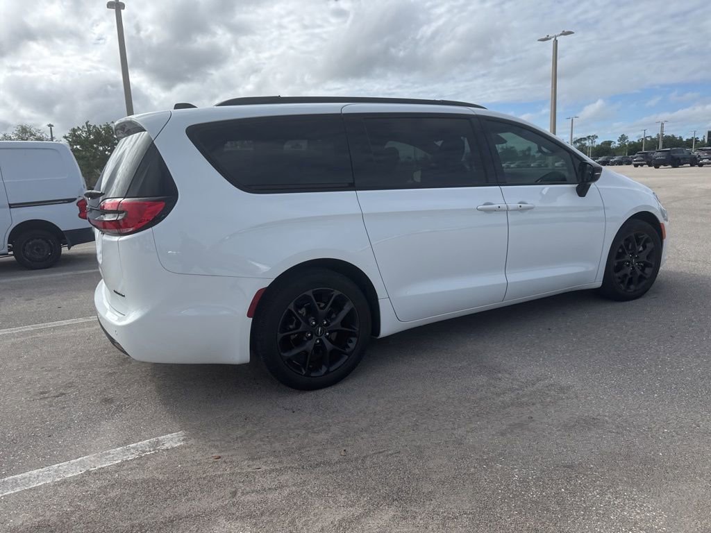 Used 2023 Chrysler Pacifica Limited w/ S Appearance Package image 6