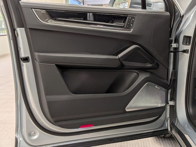 Used 2024 Porsche Cayenne Turbo image 13