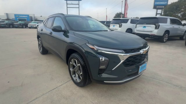 Used 2025 Chevrolet Trax LT FWD image 2