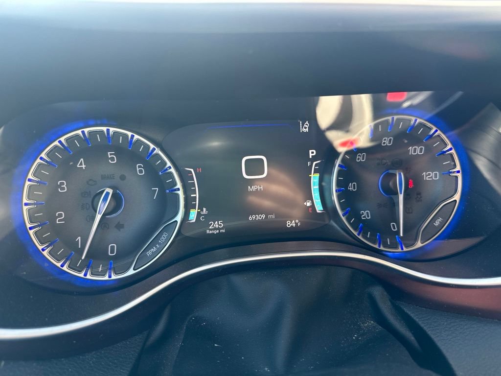 Used 2017 Chrysler Pacifica Limited FWD image 17