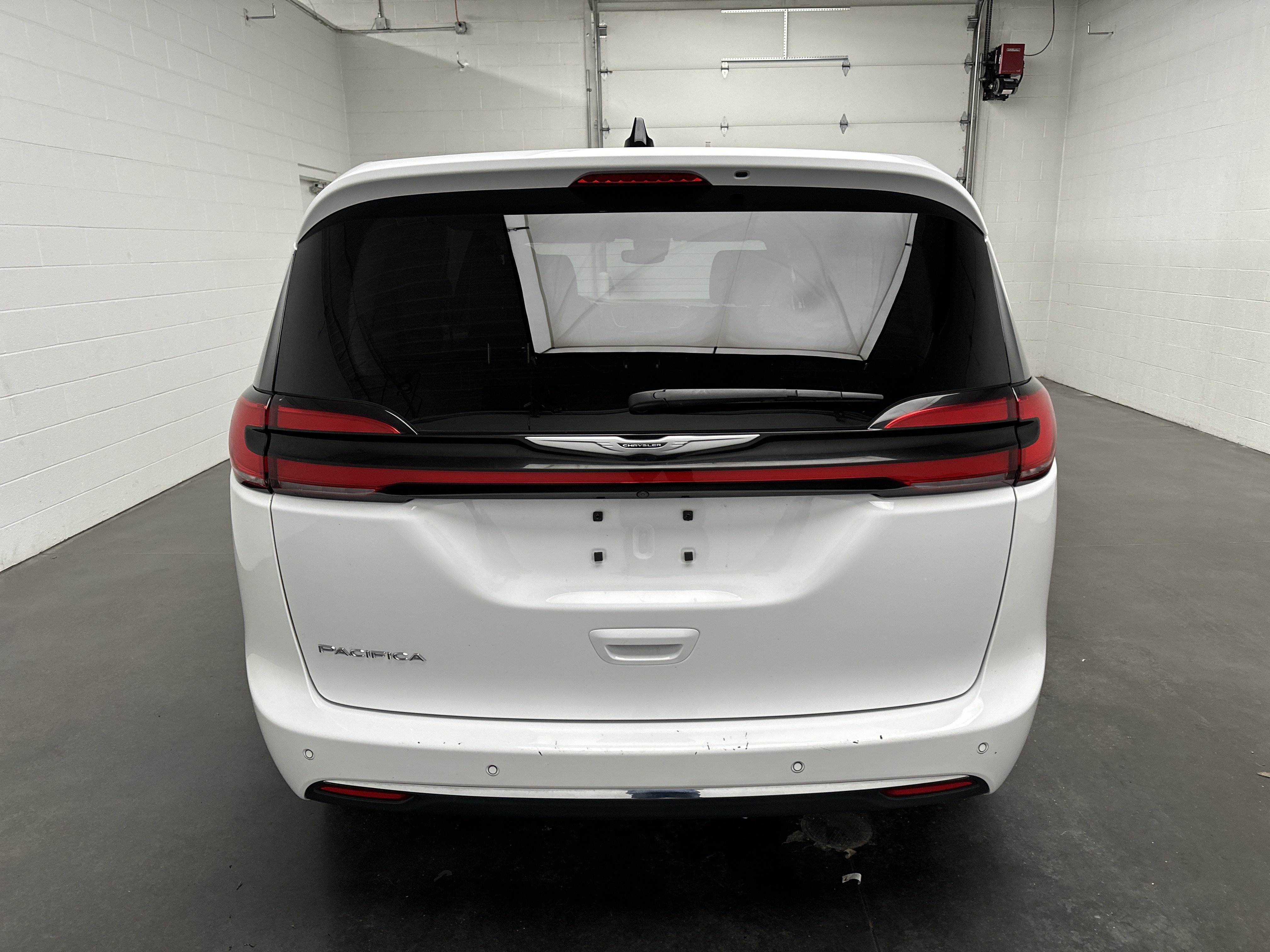 Used 2023 Chrysler Pacifica Touring-L FWD image 8