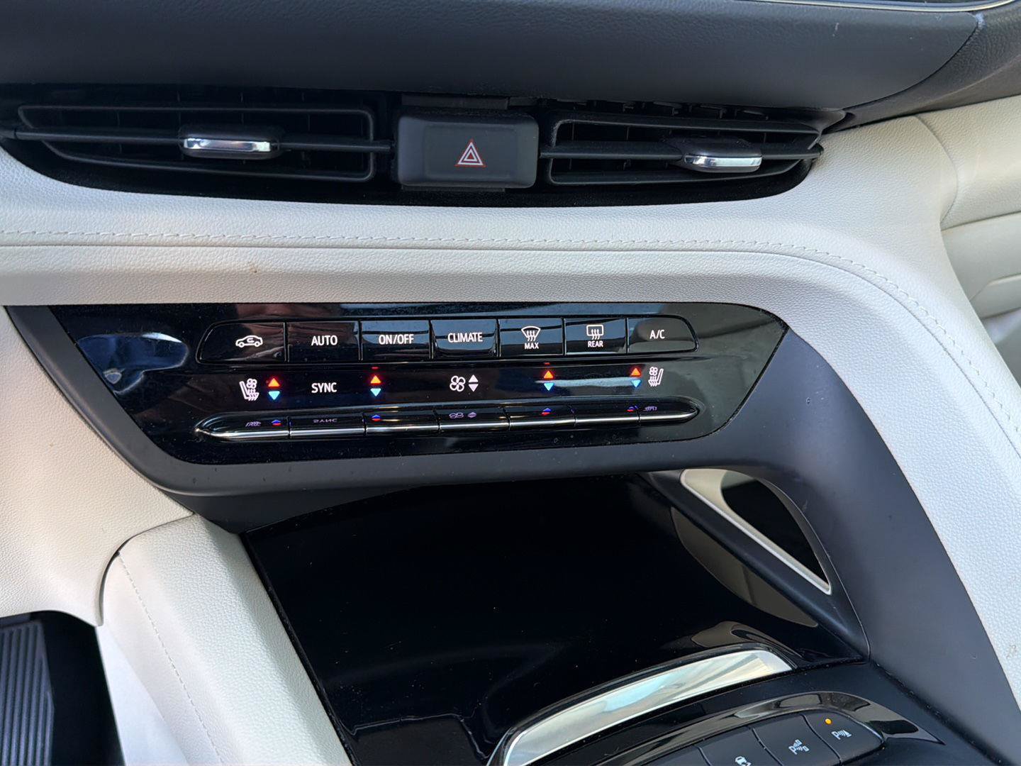 Used 2022 Buick Envision Avenir w/ Technology Package II FWD image 29