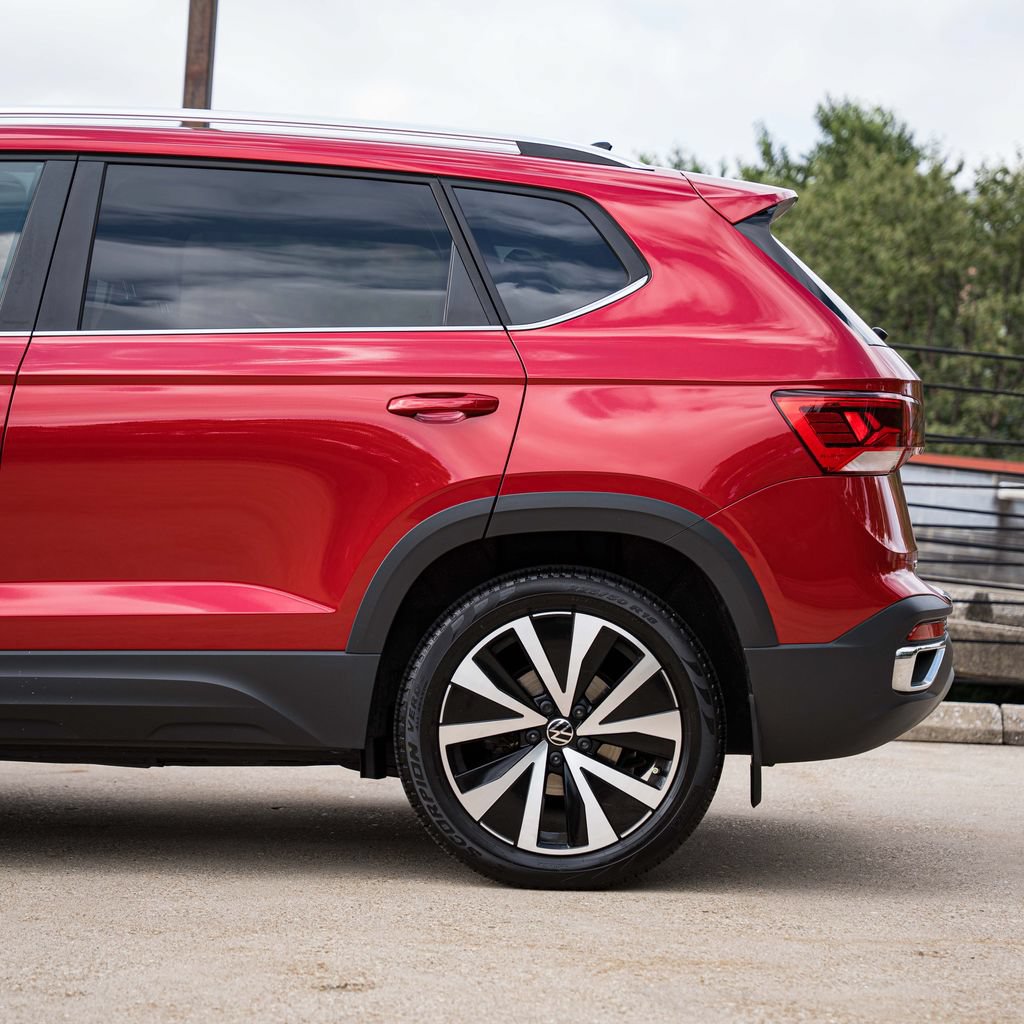 Certified 2023 Volkswagen Taos SE w/ Panoramic Sunroof Package AWD/4WD image 4